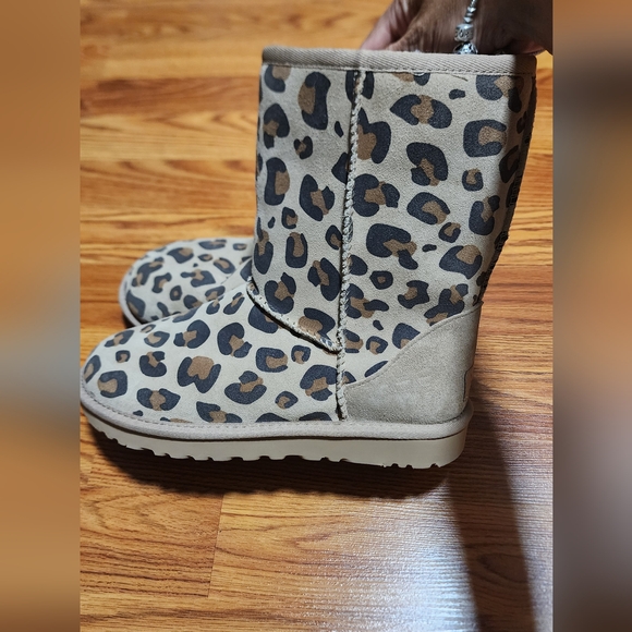 UGG Classic Short II Bootie size 7 - Picture 2 of 9